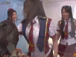 Fabulous японська студенти дражнити і роздягання в передній з їх colleagues