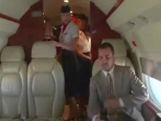 Wellustig stewardesses zuigen hun clients hard putz op de plane