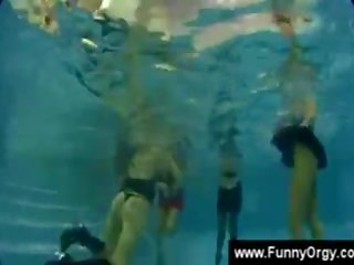 Vajzë shuplaka një pidh gjatë një pishinë festë