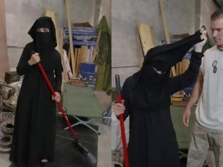 Tour av krigsbyte - muslim kvinna sweeping golv blir noticed av lystnadsfull amerikansk soldier