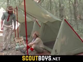 小 同性戀者 雙胞胎 屁股 拉伸 由 大規模 陽具 scoutmaster 巴巴克 在 woods-scoutboys&period;net