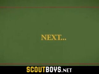 Trochę gej młodzi tyłek rozciągnięty przez masywny phallus scoutmaster bez zabezpieczenia w woods-scoutboys&period;net