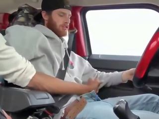 Dva super muži masturbuje v the auto