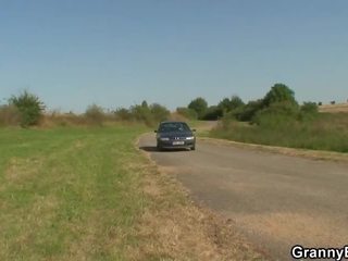 Hitchhiking 70 let star babi jahanje roadside