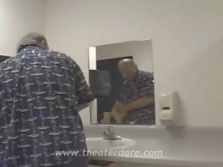 Реальний хвойда мінет в туалет