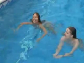 Dva krajné captivating lezboes pred bazén