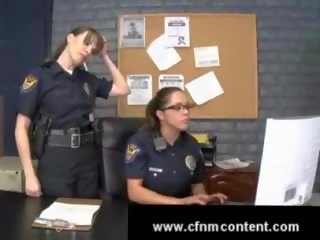 Жінка cops
