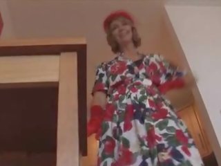 Middle-aged sekretárka videá vyhrnutá sukňa s nie nohavičky pekný