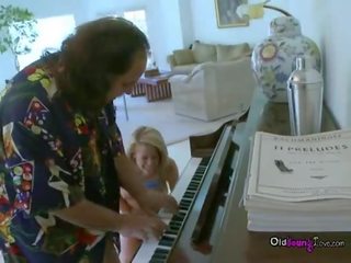 Ron jeremy การเล่น เปียโน สำหรับ enchanting หนุ่ม ใหญ่ หัวนม seductress