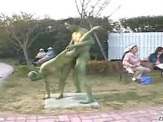 Японки странен statue секс