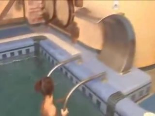 Seksi lezzies v na plavanje bazen