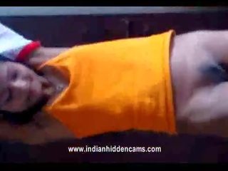 Привлекателен индийски damsel пъпеши изложен