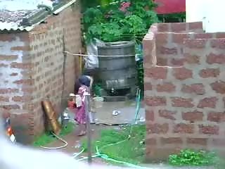 Se dette to groovy sri lankan kjæreste får bad i utendørs