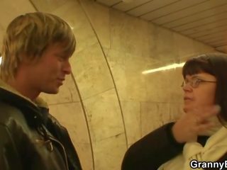 Hij picks omhoog bigtitted vrouw in de metro