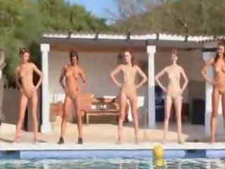 Six nahý holky podľa the bazén od france